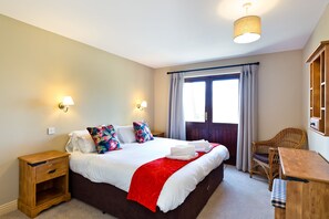 4 bedrooms, iron/ironing board, free WiFi, bed sheets - Farwell Cottage at Holiday Complex (Ashbourne)