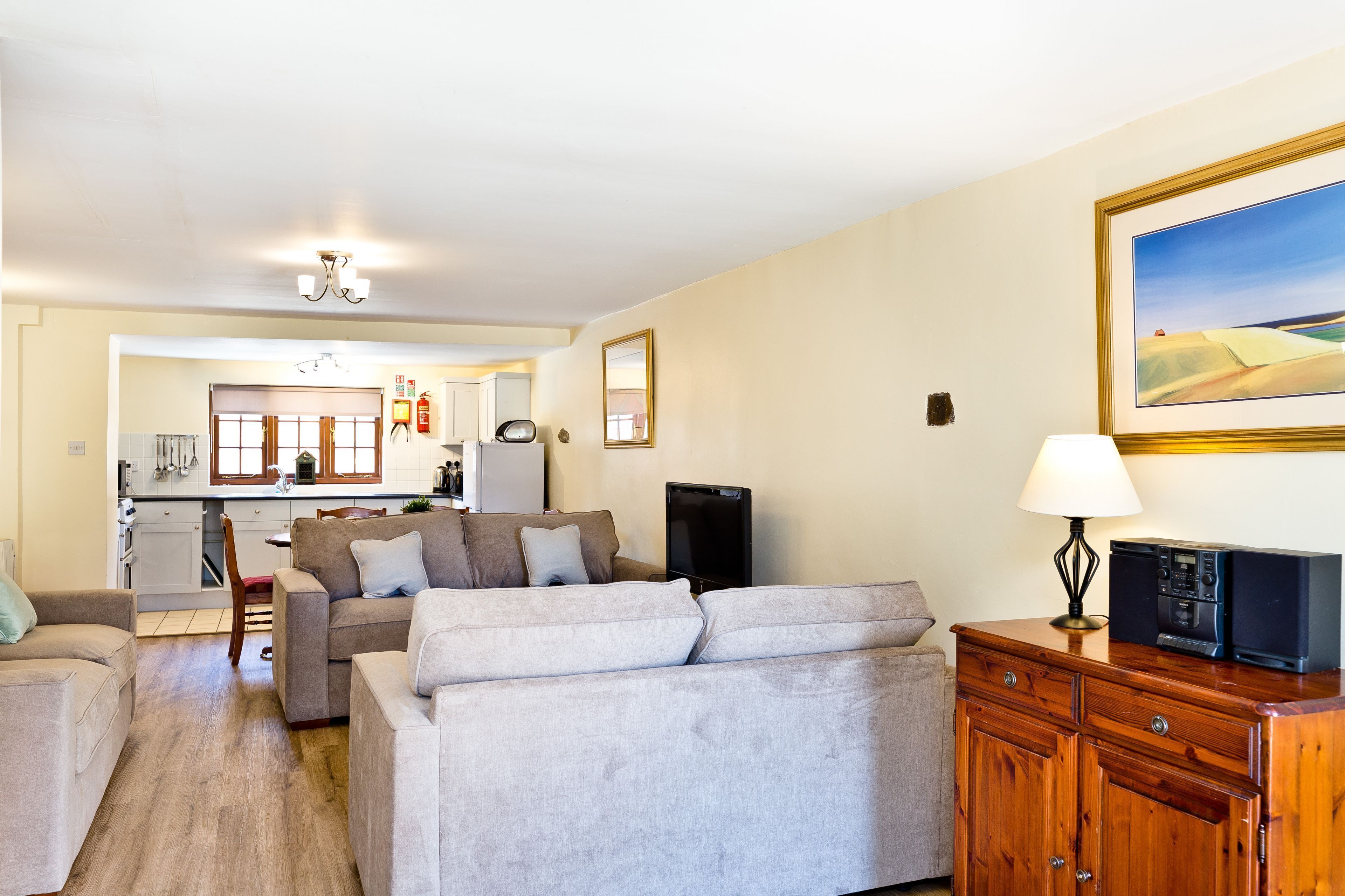 Een televisie en een tafeltennistafel