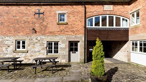Outdoor dining - Bruns Cottage in Derbyshire Dales (Buxton)