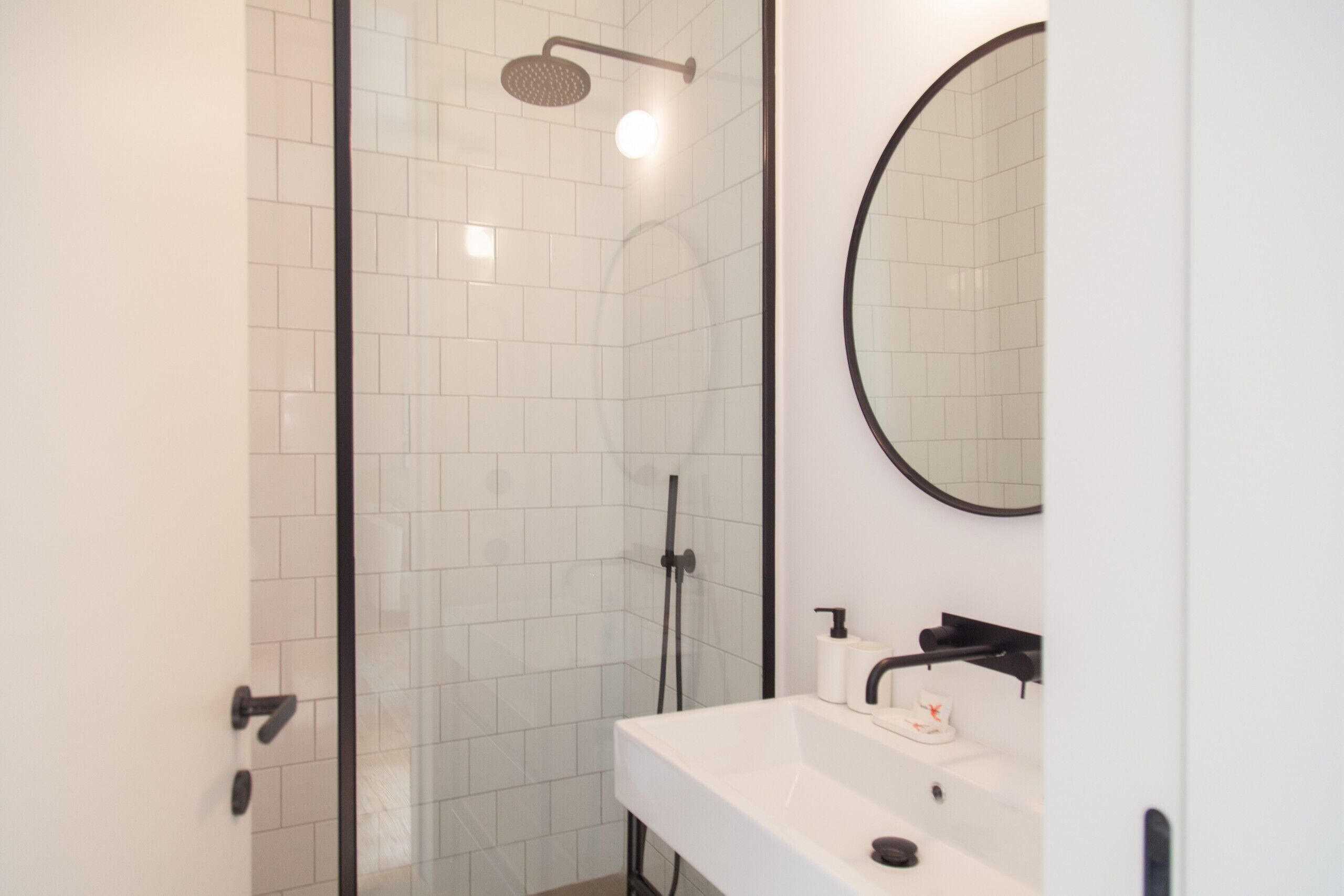 Ducha, secador de pelo, toallas y champú