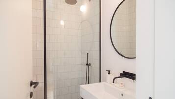 Dusche, Haartrockner, Handtücher, Shampoo