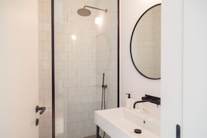 Shower, hair dryer, towels, shampoo