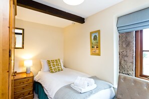 3 bedrooms, iron/ironing board, free WiFi, bed sheets - Sabinhay Cottage With Shared Swimming Pool Access (Ashbourne)