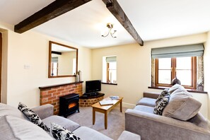 TV, table tennis - Sabinhay Cottage With Shared Swimming Pool Access (Ashbourne)