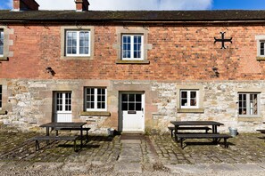 Exterior - Lendow Cottage Near Ashbourne (Ashbourne)