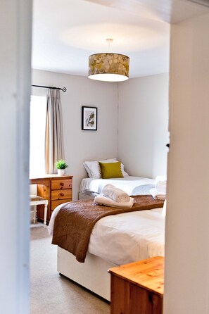 5 bedrooms, iron/ironing board, free WiFi, bed sheets