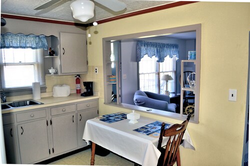 Mae's Landing - Comfortable 2BR close to Memorial Park, NO LINENS PROVIDED