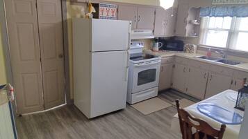 Réfrigérateur, cafetière-théière, grille-pain, vaisselle et ustensiles