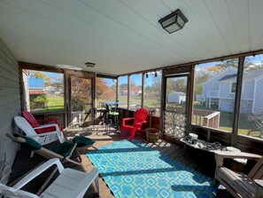 Interior - Shucker's Tump - pet friendly, Lg screened porch. LINENS AND TOWELS PROVIDED (Chincoteague)