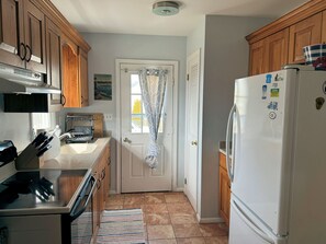 Fridge, microwave, coffee/tea maker, toaster - Shucker's Tump - pet friendly, Lg screened porch. LINENS AND TOWELS PROVIDED (Chincoteague)