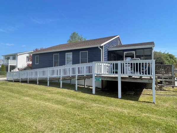 Exterior - Shucker's Tump - pet friendly, Lg screened porch. LINENS AND TOWELS PROVIDED (Chincoteague)