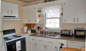 Kylskåp, mikrovågsugn, diskmaskin och kaffe- och tebryggare