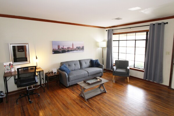 Smart TV, video games - Tulsa home conveniently by Brookside and Riverside with large fenced backyard (Tulsa)