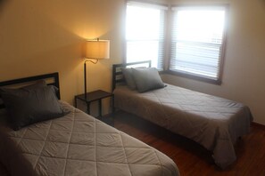 3 bedrooms, iron/ironing board, free WiFi, bed sheets - Tulsa home conveniently by Brookside and Riverside with large fenced backyard (Tulsa)