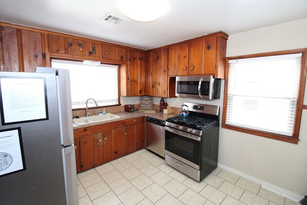Fridge, microwave, stovetop, dishwasher
