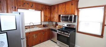Tulsa home conveniently by Brookside and Riverside with large fenced backyard 
