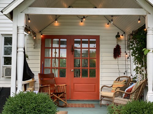 Woodstock Cottage with a view !