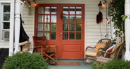 Woodstock Cottage with a view !