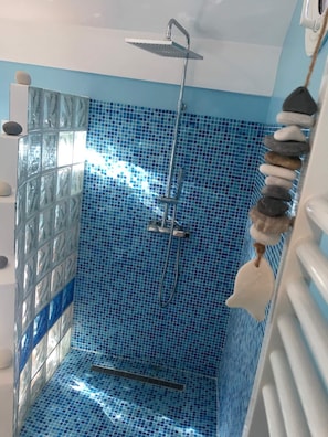 Dusche, Haartrockner, HandtĂŒcher, Seife