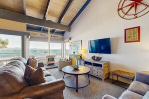 تلفزيون، مدفأة، مشغل دي في دي