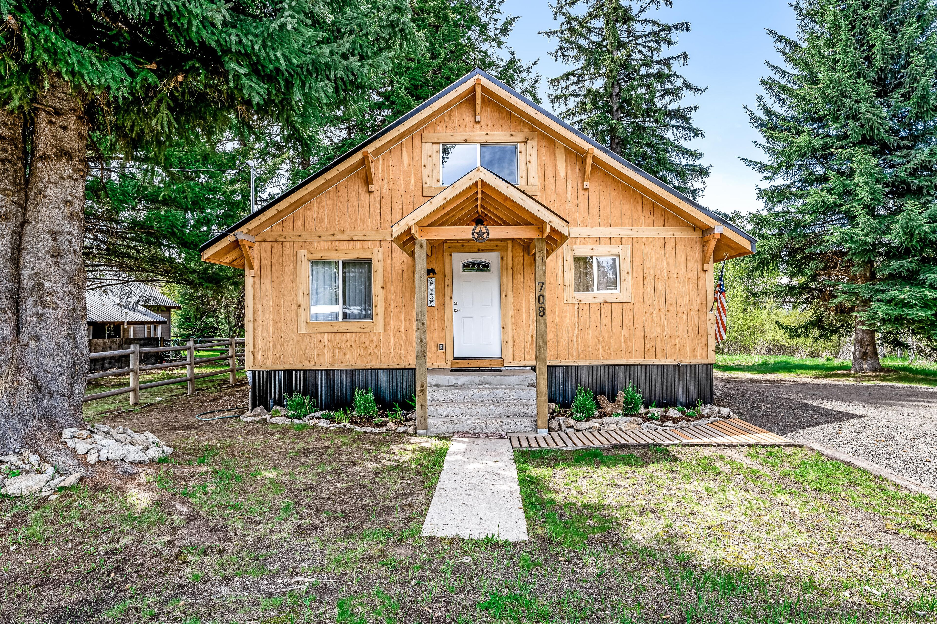 Adorable mountain cottage w/ lofted layout, high-speed WiFi, & great location