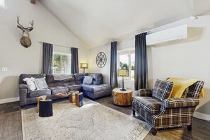 TV, books - Adorable mountain cottage w/ lofted layout, high-speed WiFi, & great location (McCall)