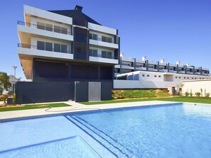 Outdoor pool - Duplex in Albufeira located 500m from Oura beach and close to shops (Albufeira)