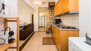 Wasserkocher mit Kaffee-/Teezubehör, Kühlschrank, Mikrowelle, Ofen
