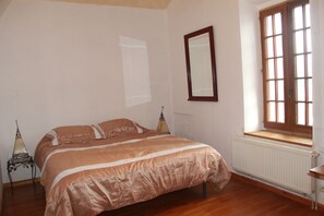 7 bedrooms, iron/ironing board, free WiFi