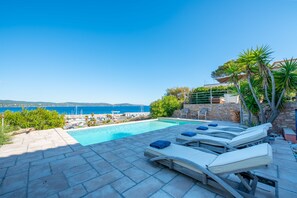 Outdoor pool - 100m from the port: 12-person villa, breathtaking sea view, infinity pool (Cavalaire-sur-Mer)