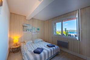 5 bedrooms, iron/ironing board, travel crib, WiFi - 100m from the port: 12-person villa, breathtaking sea view, infinity pool (Cavalaire-sur-Mer)