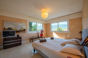 5 habitaciones, tabla de planchar con plancha, cuna de viaje y wifi