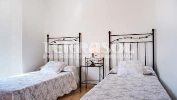 2 slaapkamers, een strijkplank/strijkijzer, gratis wifi, beddengoed