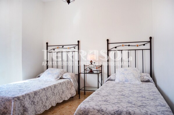 2 bedrooms, iron/ironing board, free WiFi, bed sheets