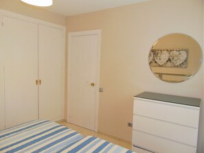 1 chambre, fer et planche Ă repasser, Wi-Fi gratuit, draps fournis
