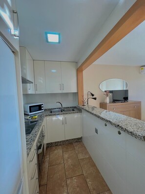 Kühlschrank, Mikrowelle, Ofen, Wasserkocher mit Kaffee-/Teezubehör