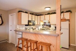 Condo, 1 Bedroom | Private kitchen