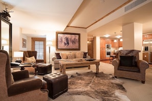 Condo, 3 Bedrooms | Living room