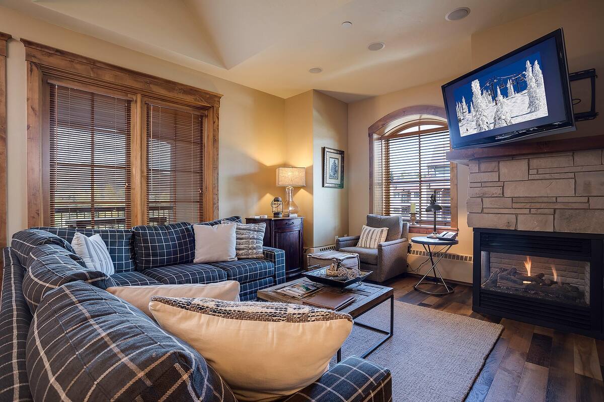 Condo, 2 Bedrooms | Living room | TV