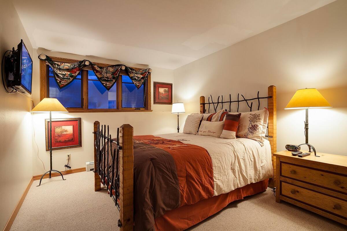 Condo, 2 Bedrooms