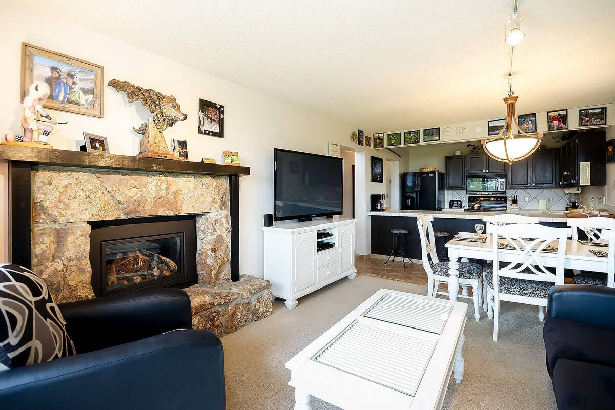 Condo, 2 Bedrooms | Living room