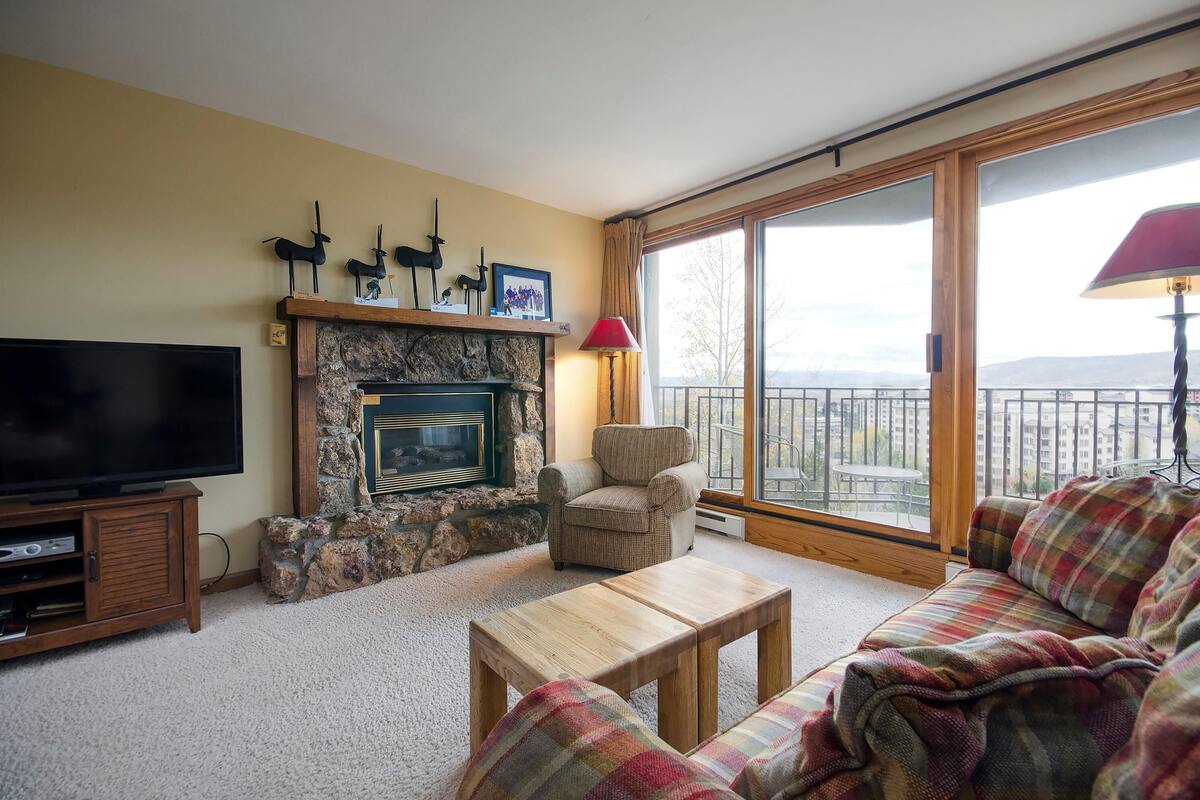 Condo, 3 Bedrooms | Living room