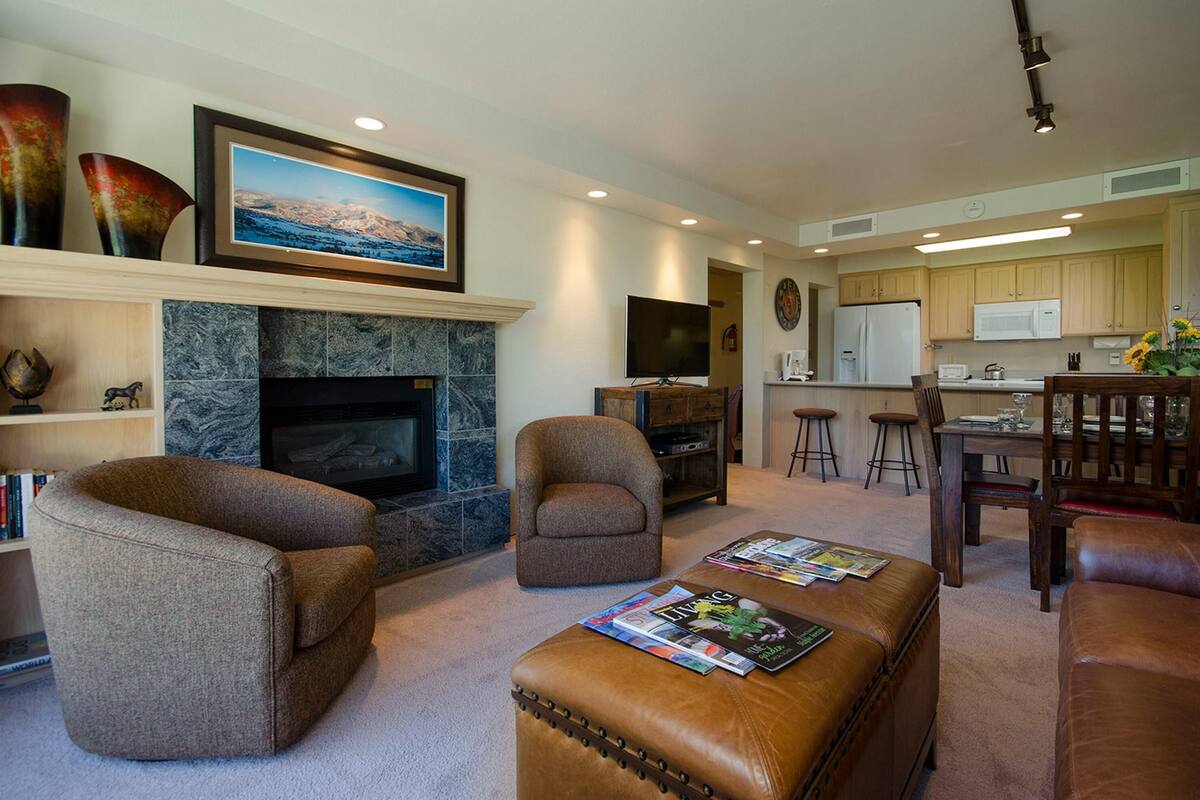 Condo, 3 Bedrooms | Living room