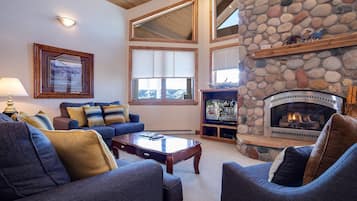 Condo, 3 Bedrooms | Living room