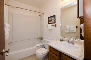 Condo, 2 quartos | Banheiro