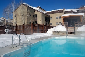 Una piscina al aire libre de temporada
