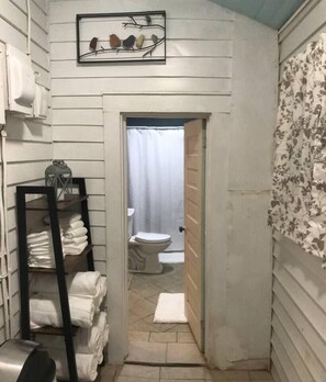 Een douche, een haardroger, handdoeken