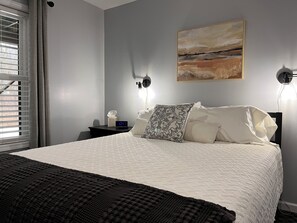 1 slaapkamer, een bureau, een strijkplank/strijkijzer, reisbedje