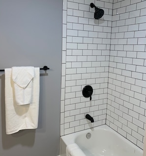 Sèche-cheveux, serviettes fournies, savon, shampoing