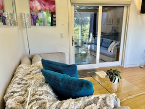 Smart TV, fireplace, music library, stereo - Luxury Modern Unit on Market St - w/Private Patio - Hot tub, Fire Pit, Lounge + (SF)